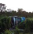 <p>Ônibus caiu de um barranco de três metros de altura após fazer uma curva.</p>  Foto: Keka Werneck / Especial para Terra