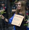 <p>"Somos todos Nisman" foi escrito em cartaz carregado por uma manifestante durante o funeral do promotor argentino</p>  Foto: Rodrigo Abd / AP