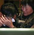 Parentes de uma vítima do voo MH370 choram ao saber, pela televisão, que o desaparecimento da aeronave da Malaysia Airlines foi considerado, oficialmente, um acidente   Foto: Andy Wong / AP