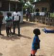 <p>Funcionária de serviço de saúde mede temperatura de menino que teve contato com Ebola em Paynesville, bairro de Monróvia</p>  Foto: James Giahyue / Reuters