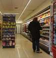 <p>De acordo com o resultado, 45% disseram que devem comprar menos produtos em supermercado</p>  Foto: Enrique Marcarian / Reuters