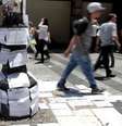 <p>Vagas de trabalho oferecidas em anúncios no centro de São Paulo</p>  Foto: Paulo Whitaker / Reuters
