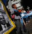 <p>Imagem do procurador argentino Alberto Nisman durante manifesta&ccedil;&atilde;o em Buenos Aires ap&oacute;s sua morte</p>  Foto: Marcos Brindicci / Reuters
