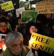 Pessoas fazem vigília em frente à residência do premiê do japão, Shinzo Abe, em prol de Kenji Goto. 30/01/2015  Foto: Toru Hanai / Reuters