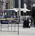 <p>Um especialista em desarmamento de bombas examina um pacote suspeito na Pra&ccedil;a Taksim, em Istambul,&nbsp;onde uma mulher abriu fogo contra um posto policial</p>  Foto: Reuters