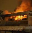 Alguns livros foram danificados pela água utilizada pelos bombeiros  Foto: Twitter