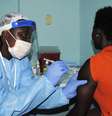 Um agente de saúde injeta em uma mulher uma vacina contra o ebola em Monróvia, em 2 de fevereiro  Foto: James Giahyue  / Reuters