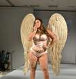 <p>Modelo&nbsp;usou asas e lingerie em desfile da Marisa</p>  Foto: Adriana Líbini / Divulgação
