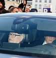 Ex-diretor-gerente do FMI Dominique Strauss-Kahn (no banco de trás do carro) chega para julgamento em tribunal de Lille. 02/02/2015  Foto: Pascal Rossignol / Reuters