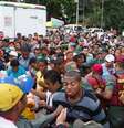 <p>Soldados venezuelanos tentam controlar multidão em frente a mercado estatal Mega-Mercal, em Caracas</p>  Foto: Carlos Garcia Rawlins / Reuters