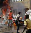 <p>Um carro pega fogo no local da explosão de uma bomba apenas alguns minutos depois de o presidente nigeriano, Goodluck Jonathan, ter deixado o local, em Gombe, em outro ataque</p>  Foto: Reuters