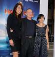 Na foto, Robin Williams aparece entre sua terceira mulher, Susan Schneider Williams, e a filha Zelda Williams  Foto: Getty Images 
