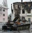<p>Um ve&iacute;culo blindado e um edif&iacute;cio destru&iacute;dos ap&oacute;s combates entre for&ccedil;as do governo e separatistas&nbsp;na regi&atilde;o de Donetsk</p>  Foto: Reuters en español