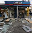 <p>Os caixas eletrônicos ficaram destruídos após a explosão</p>  Foto: Marcos Bezerra / Futura Press