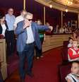 Mujica abraçando um amigo imaginário  Foto: Mujica Haciendo Cosas / Reprodução