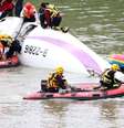 <p>Equipes de resgate no local do acidente do avião da TransAsia Airways, em Taiwan.</p>  Foto: Stringer / Reuters