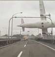 Motoristas registraram a passagem do avião pelo viaduto momentos antes da queda  Foto: Reprodução