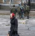 Uma mulher carrega seus pertences a um edifício usado como um centro de evacuação na cidade de Debaltseve, na Ucrânia, em 3 de fevereiro  Foto: Petr David Josek / AP