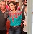 Fátima Bernardes e Marina Ruy Barbosa repetiram a mesma blusa azul com bordado laranja  Foto: @EncontroFatima/Twitter/William Oda / AgNews