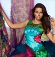 Adriana Lima mostra curvas com vestido estampado em ensaio para grife Desigual  Foto: The Grosby Group
