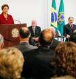 Dilma Rousseff discursa durante posse do novo ministro da Secretaria de Assuntos Estratégicos (SAE), Roberto Mangabeira Unger  Foto: Twitter