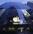 Logotipo da Apple aceso numa loja em Sydney. 19/09/2014  Foto: David Gray / Reuters