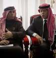 O rei Abdullah II da Jordânia (à direita) conversa com Safi al-Kaseasbeh, pai do piloto queimado vivo pelo Estado Islâmico  Foto: Nasser Nasser / AP