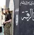 Militante do Estado Islâmico usa celular para gravar outros militantes em Raqqa, Síria. 30/06/2014  Foto: Stringer / Reuters