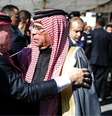 <p>O rei Abdullah (esquerda), da Jordânia, conforta Safi al-Kasaesbeh, pai de um piloto jordaniano morto pelo Estado Islâmico, em Karak, na Jordânia</p>  Foto: Petra News Agency / Reuters