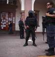 Policiais mexicanos após tiroreio na cidade de Apatzingan. 06/01/2015  Foto: Alan Ortega / Reuters