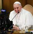 <p>O Papa Francisco conversa via internet com uma menina e diz que não é bom com computadores</p>  Foto: Max Rossi / Reuters