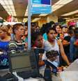 Pessoas esperam a vez para pagar dentro de uma farmácia da Farmatodo em Caracas. 03/02/2015  Foto: Jorge Silva / Reuters
