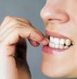 Mastigar outros objetos como ponta de lápis ou tampas pode causar danos ou traumas dentais ainda mais graves do que os provocados por roer as unhas  Foto: Fotyma / Shutterstock