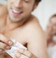 A maioria das pessoas associa o uso de preservativos apenas à gravidez e não a doenças sexualmente transmissíveis, como o HPV e o câncer de boca  Foto: bikeriderlondon / Shutterstock