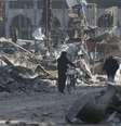 <p>Homens caminham na cidade rebelde de Douma, próxima a Damasco, danificada pelos bombardeios do regime de Bashar al Assad</p>  Foto: Bassam Khabieh / Reuters