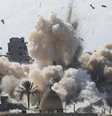 Explosão durante um ataque aéreo militar do Egito no Sinai  Foto: Ibraheem Abu Mustafa / Reuters