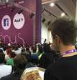 <p>Rapaz come pizza comprada fora do evento durante passagem no Palco Vênus</p>  Foto: Henrique Medeiros / Terra