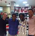 Vagner Love veste a camisa do Corinthians  Foto: Facebook / Reprodução