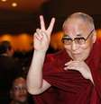 <p>Dalai Lama fazendo sinal de paz durate evento em Washington</p>  Foto: Kevin Lamarque / Reuters