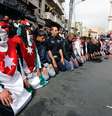 Manifestantes vestidos com a bandeira nacional da Jordânia fazem as orações de sexta-feira antes de uma marcha no centro de Amã, na Jordânia, nesta sexta-feira. 06/02/2015  Foto: Muhammad Hamed / Reuters