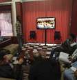 Iemenitas assistem a pronunciamento do movimento Houthi na TV em Sanaa. 06/02/2015.  Foto: Mohamed al-Sayaghi / Reuters