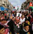 Manifestantes jordanianos fazem manifestação no centro de Amã após as orações tradicionais de sexta-feira, na Jordânia. 06/02/2015  Foto: Muhammad Hamed / Reuters