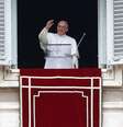 <p>Papa Francisco acena durante oração do Angelus na Praça de São Pedro, no Vaticano, em 25 de janeiro</p>  Foto: Tony Gentile / Reuters