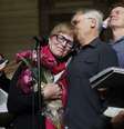 Lee Carter abraça o marido Hollis Johnson ao falar com jornalistas no Supremo Tribunal do Canadá em Ottawa, em 6 de fevereiro. A mãe de Carter, Kay Carter, viajou para a Suíça para morrer em 2010  Foto: Chris Wattie / Reuters