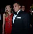 <p>Jogador surpreendeu ao chegar no Baile da Vogue, em São Paulo, com nova namorada</p>  Foto: Francisco Cepeda / AgNews