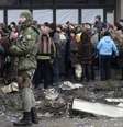 Soldado monta guarda enquanto ajuda humanitária é distribuída aos residentes da cidade de Debaltseve, Ucrânia, em 6 de fevereiro  Foto: Petr David Josek / AP