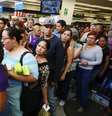 Venezuelanos aguardam na fila do caixa dentro da farmácia Farmatodo em Caracas, em 3 de fevereiro  Foto: Jorge Silva / Reuters