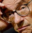 Em entrevista à BBC, Alan Greenspan afirma não acreditar que governo grego conseguirá mudar termos de plano de resgate financeiro  Foto: BBC Brasil / AP