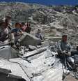 <p>Montanhistas posam para foto com o que seria um destroço do avião desparecido.</p>  Foto: Leonardo Albornoz / AP