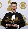 Sam Smith posa com os quatro prêmios Grammy recebidos em Los Angeles. 08/02/2015  Foto: Mike Blake / Reuters